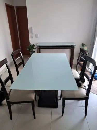 Vendo mesa de vidro com 4 cadeira de madeira maciça e aparador de vidro