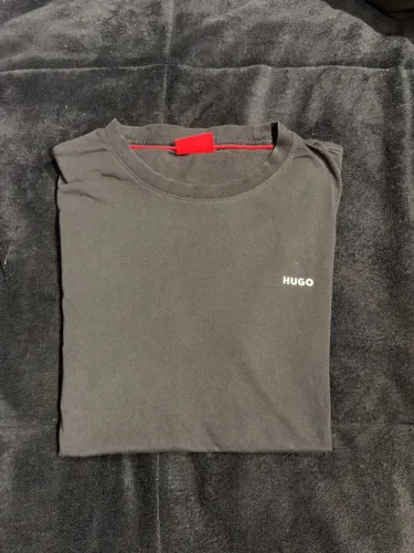 Camiseta HUGO em PERFEITO estado, DE LOJA NUNCA USADA
