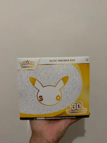 Vendo Pokémon 30th Celebration - Elite Trainer Box (ETB) Lacrada