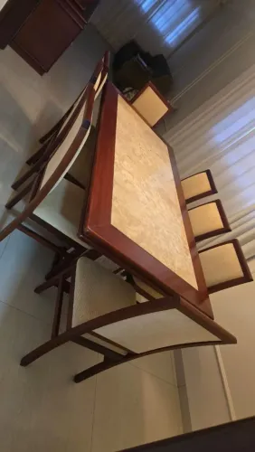 Vende-se mesa de jantar de marmore 8 lugares com cadeiras