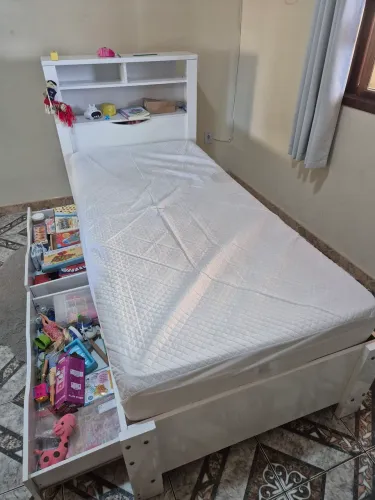 Cama solteiro com colchão, baú e gavetas