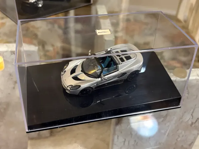 Miniatura 1/43 não 1/18 AutoArt Lotus Elise 2002