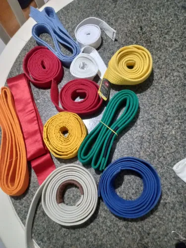 Faixas de karatê e jiu-jitsu 