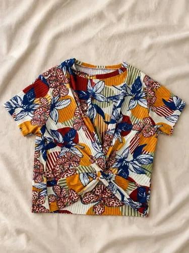 BLUSA ESTILOSA E VERSÁTIL QUE FICA PERFEITA NO CORPO.
