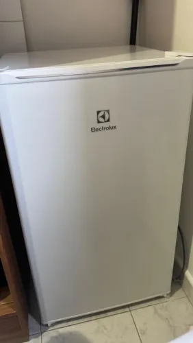 Vendo frigobar Electrolux 122 litros eficient com controle de temperatura cor branca 