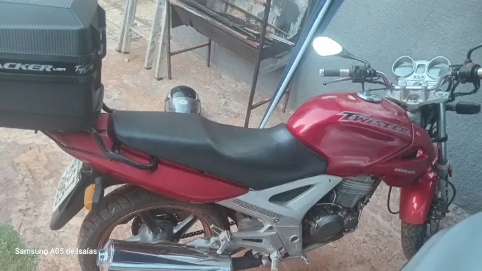 Vendo moto twister 250 vermelha moto muito boa motivo mudança pra outro estado 