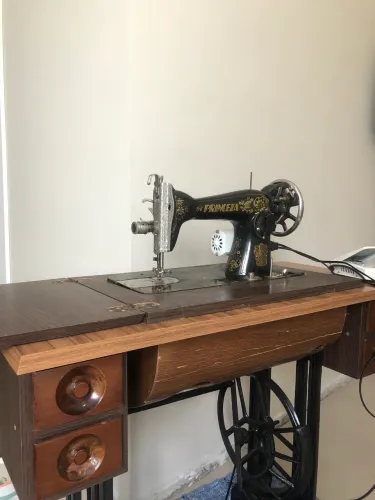 Máquina de costura Princeza e gabinete madeira