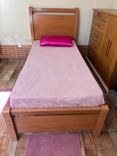 Vendo cama semi nova
