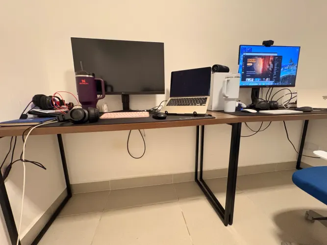 Mesa de escritório estilo industrial preto e madeira