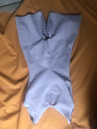 Vendo macaquinho pós cirúrgico ótimo novinho tamanho m 150 pra hoje