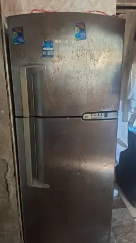 Geladeira com defeito sem alguns acessórios