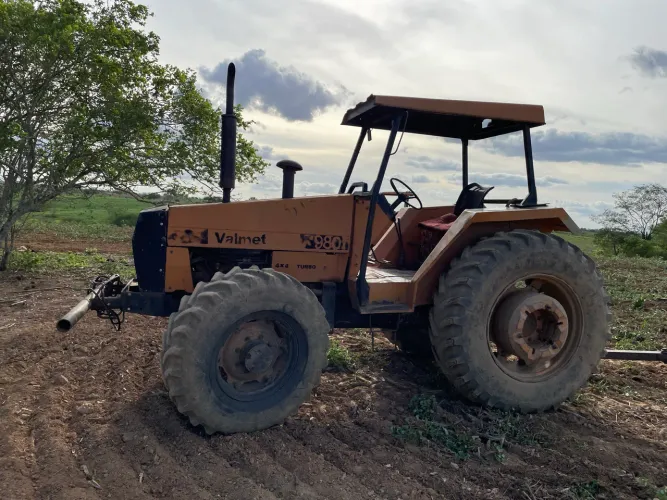 Trator Valtra