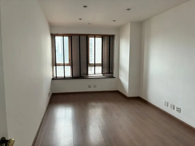 Alugo sala comercial, excelente p?édio, em frente ao VLT e metrô estação Cinelândia.