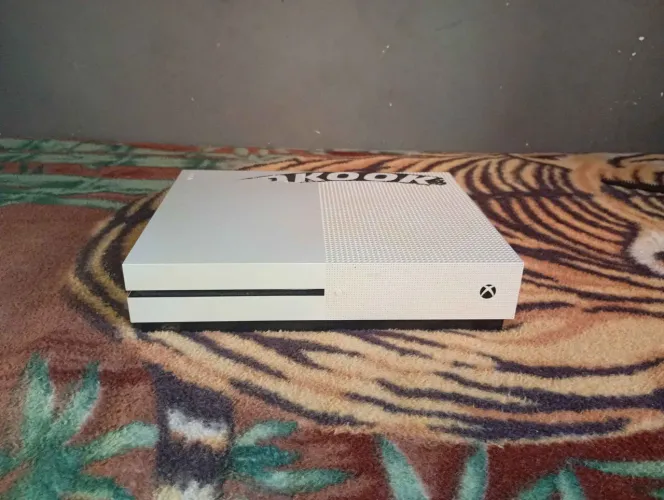 Xbox one s,100 jogos"sem as manetes"e dois jogos mídia física