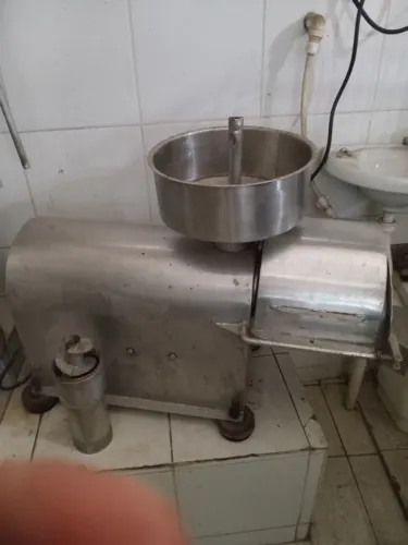 DESPOLPADEIRA INDUSTRIAL DE FRUTAS E PASSADOR DE PURÊ EM AÇO INOX 304