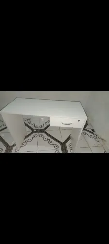 Mesa branca com uma gaveta 