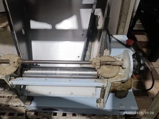 Vendo Cilindro para massa pastel e pizza. Excelente cilindro semi-novo . Marca Jatobi
