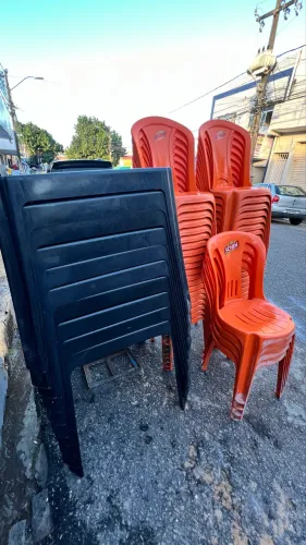 Conjunto usado cadeiras de plástico com mesa 