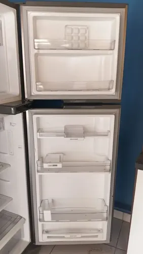 Geladeira inox em bom estado de conservação