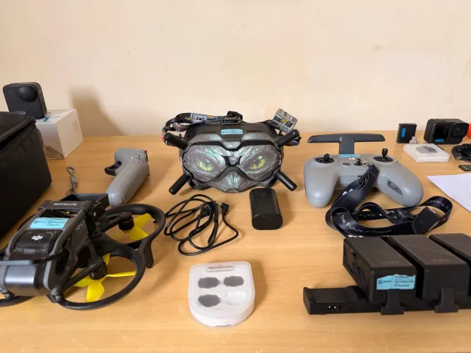 DJI AVATA 1 COMPLETO + GOGGLES V2 + 2 CONTROLES + 3 BATERIAS