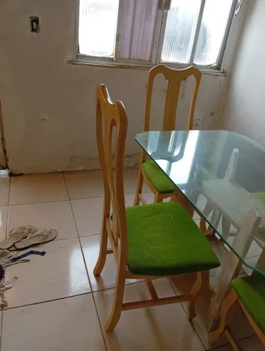 Mesa em mármore com tampo de vidro 4 cadeiras