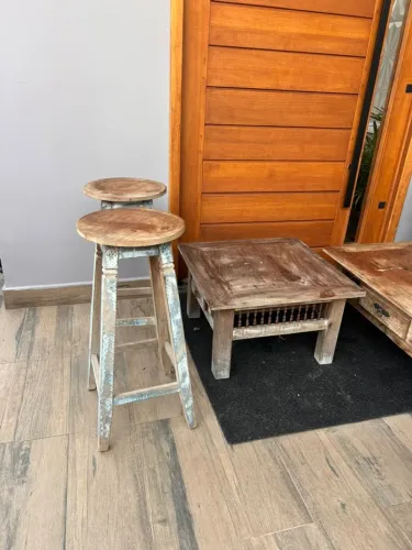 2 banquetas em  madeira demolição com 80cm altura - R$150,00 (as duas)  