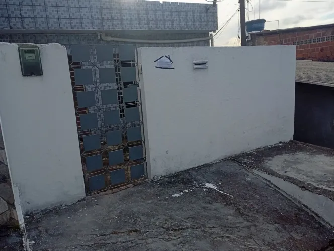Casa com Terreno e espaço na frente para uma garagem