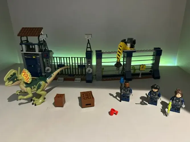 lego jurassic world 75931: ataque do dilofossauro - set + 3 minifiguras!