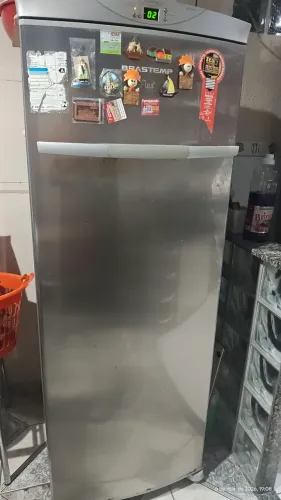 Vendo freezer vertical e geladeira.