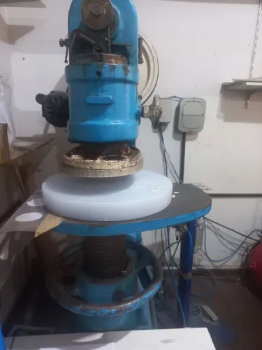 Balançando com facas e máquina de colocar correias