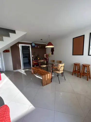 Casa de condomínio estilo sobrado, com 3 dormitórios, suíte e 2 vagas no Jardim Bonfigliol