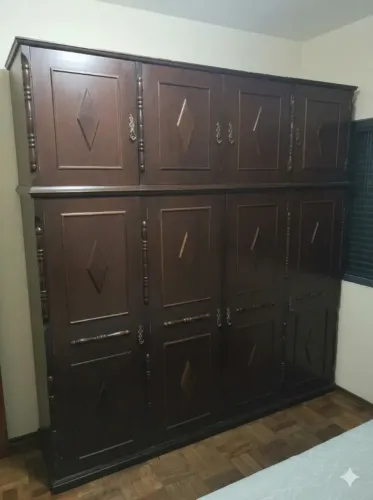 Guarda roupa estilo Colonial madeira maciça casal divido no cartão