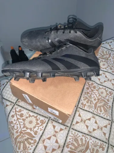 Chuteira predator preta