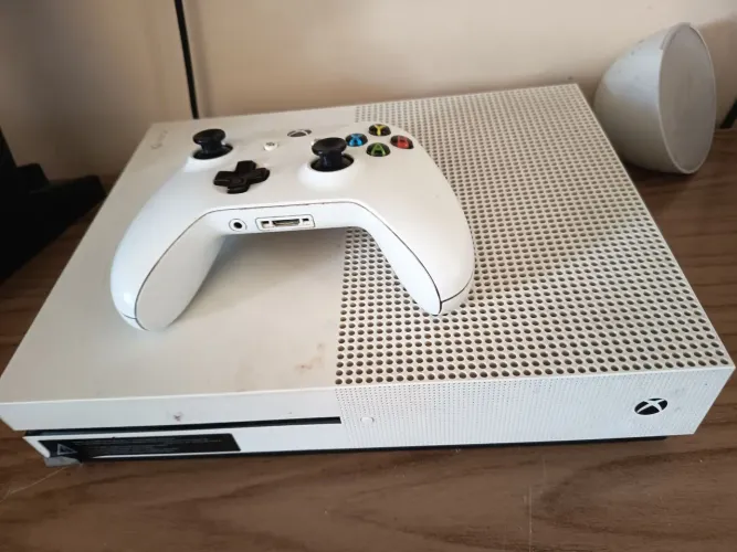 Xbox One S com Controle Original e FIFA 18 mídia Física