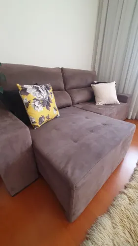 Sofá em suede retrátil 4 lugares cinza chumbo.