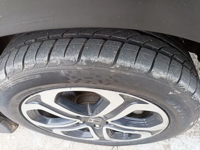 Dois pneus 215/55 R17 do carro HRV