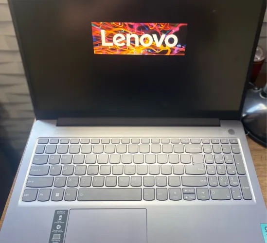  Notebook Lenovo IdeaPad Slim 3 AMD Ryzen 5. AMD Radeon 610M. RAM 8gb. 
