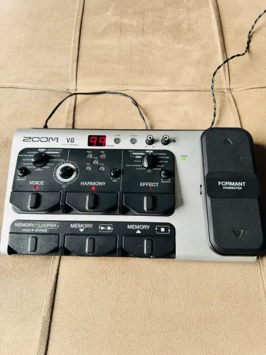 PEDALEIRA VOCAL ZOOM V6 VOCAL PROCESSOR/ INTERFACE DE ÁUDIO