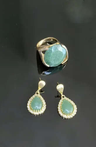 Conjunto Semijoia Verde Esmeralda, Brincos com Moldura de Cristais, Anel Gota.