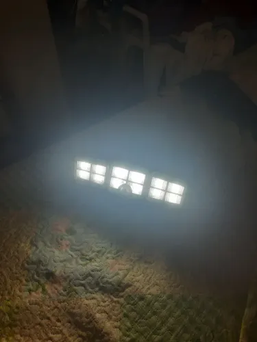 Luminária solar tripla com sensores. 