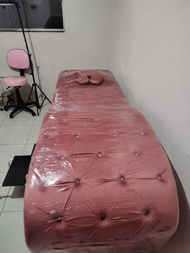 Vende - se maca + 2 poltronas rosa