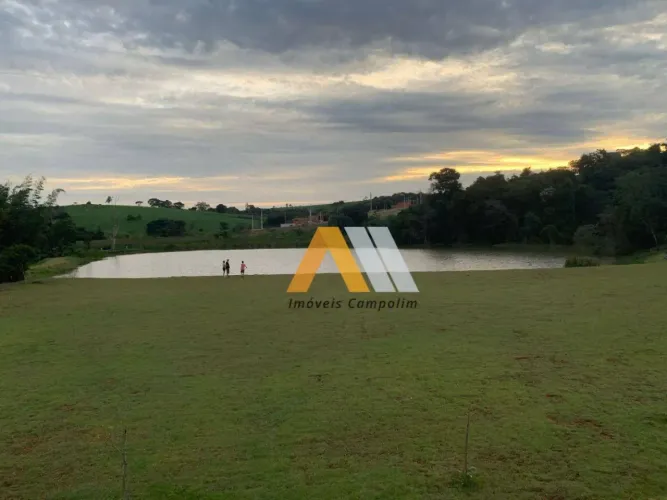 Lindo lote num condomínio onde tem muita natureza .