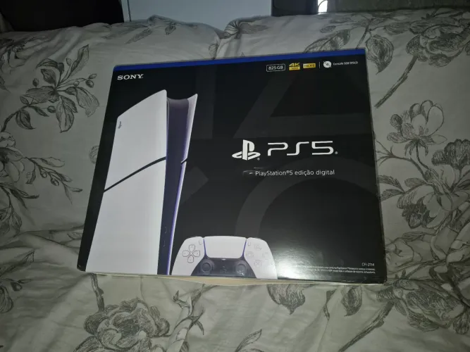 PlayStation 5 Semi-Novo, com dois controles.
