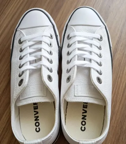 Tênis Converse Chuck Taylor All Star Cano Baixo em Couro Branco