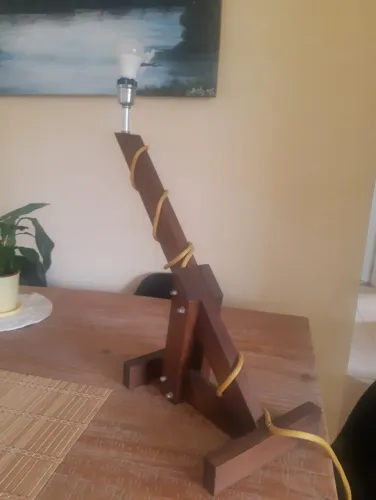 Vendo lindo abajur/luminária de mesa feito artesanalmente em madeira maciça com tom escuro
