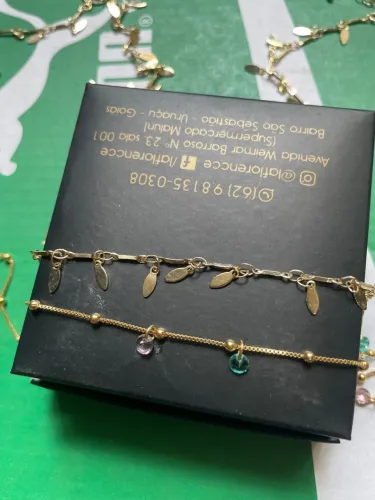 conjunto de colares dourados