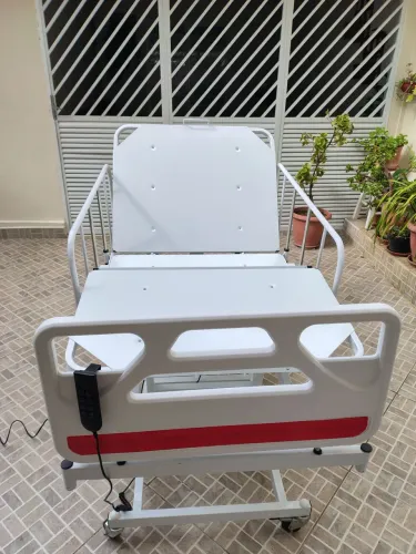 Cama hospitalar elétrica faz elevação total c paciente entrego 