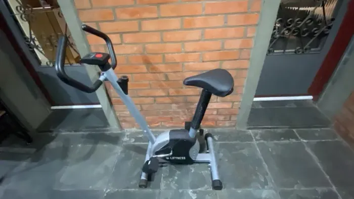 bicicleta ergométrica vertical Liftness BC100