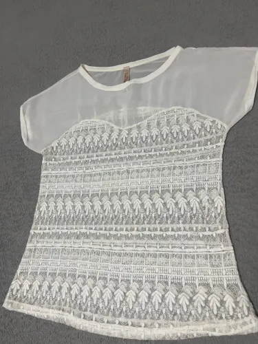 Blusa bordada com transparência