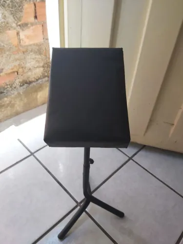 Suporte tripé com regulagem de altura para manicure e pedicure